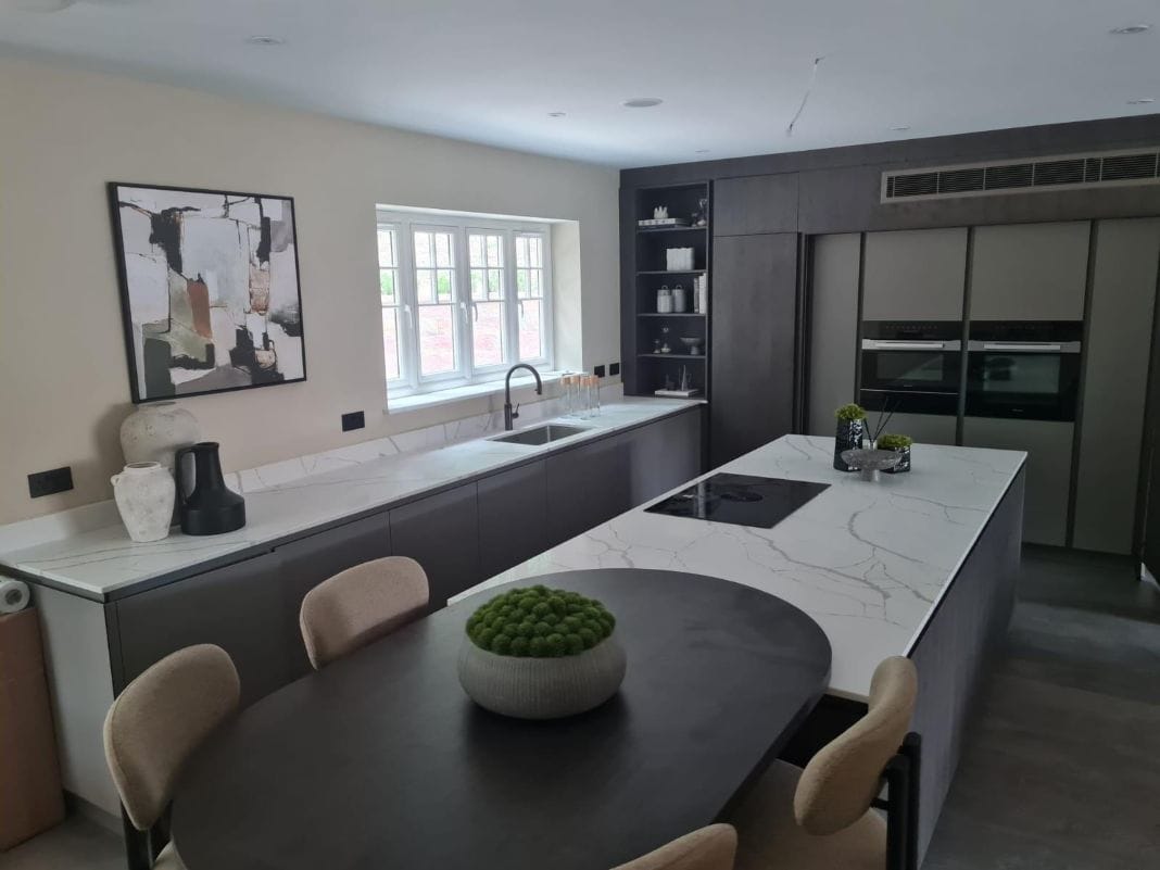 Contemporary Open-Plan Kitchen Renovation with Breakfast Bar and Stylish Decor