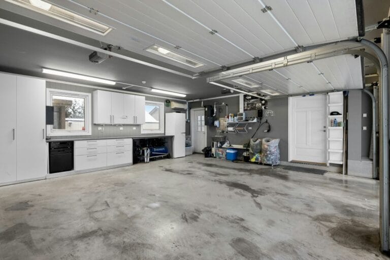 Converted garage - modern facilities - Unsplash
